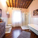 Slow Tuscany Pool, Jacuzzi & Sauna Лучиньяно