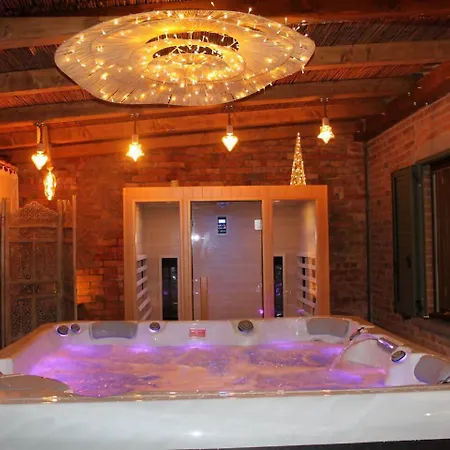 Slow Tuscany Pool, Jacuzzi & Sauna Вилла